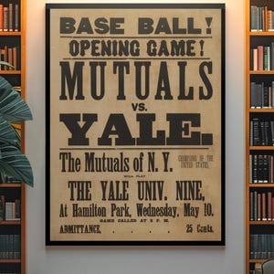 Puede incluir: Un póster de béisbol vintage enmarcado con texto negro sobre un fondo marrón. El póster anuncia el partido inaugural entre los Mutuals y Yale, jugado en Hamilton Park el miércoles 10 de mayo. El póster incluye el texto "Champions of the United States".