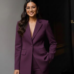パープルのダブルブレストスーツ：女性用オフィスジャケットとズボン