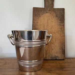 Vintage French Champagne Bucket | Klasyczny metalowy schładzacz do wina z uchwytami | Mid-Century Ice Bucket | Eleganckie francuskie naczynia barmańskie