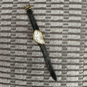 Orologio con quadrante surreale che si scioglie, orologio ispirato a Dalì, cinturino in pelle nera, quadrante con numeri romani, orologio al quarzo artistico, regalo unico