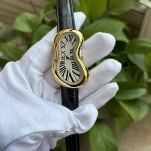 Orologio con quadrante fuso, orologio surrealista ispirato a Dalì con cinturino in pelle nera, quadrante con numeri romani, idea regalo artistica unica