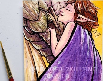 Puede incluir: Una pintura de acuarela de un hada con alas moradas y una criatura marrón y frondosa. El hada tiene el pelo marrón y lleva una capa morada. La pintura está firmada "TB 2019" en la esquina inferior derecha.