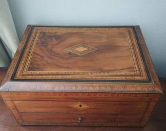 Boîte à couture et à bijoux ancienne en noyer