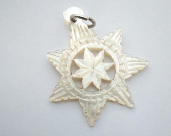 Vintage mother of pearl tiny star pendant