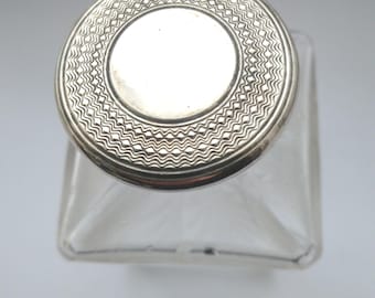 Flacon de parfum ancien, couvercle en métal blanc gravé