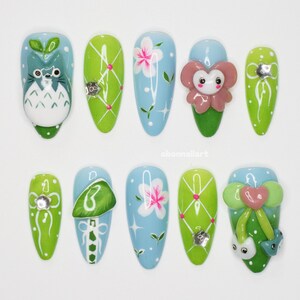 Uñas postizas Totoro Forest, juego de uñas inspirado en la naturaleza en azul pastel y verde con Totoro 3D, flores y criaturas del bosque de dibujos animados OB165