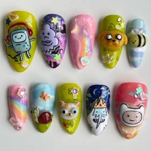 Unghie finte Adventure Time, nail art 3D con arcobaleno e personaggi dei cartoni animati, divertenti e carine unghie fatte a mano