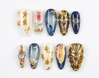 Himmlische Königsblaue Presse auf den Nägeln, Sternennacht Nägel, Gold 3d Nailart, Fantasy Nageldesign, Cosmic Glam Nails VU1W9