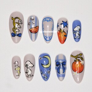 Uñas postizas azules de Snoopy, diseño floral de luna naranja, puntas francesas de dibujos animados, uñas de Snoopy en tonos pastel pintadas a mano para un estilo diario encantador OB33