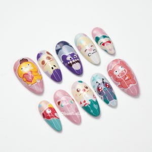Unhas postiças fofas com personagens de desenho animado, unhas artísticas kawaii, unhas com rostos de anime, unhas postiças em tons pastel, design de unhas divertido, arte pop ZDZW9 imagem 3