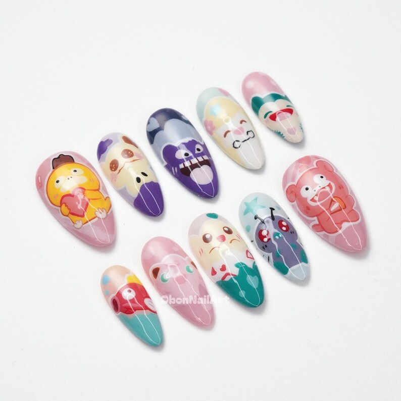 Unhas postiças fofas com personagens de desenho animado, unhas artísticas kawaii, unhas com rostos de anime, unhas postiças em tons pastel, design de unhas divertido, arte pop ZDZW9 imagem 3