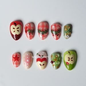 Apfel-Picknick-Presse auf den Nägeln, Gingham-Rotgrün-Nagelkunst, niedliche Obstgarten-Nägel, handgemachtes Sommer-Picknick-Nagel-Set