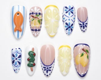 Uñas postizas con diseño mediterráneo de limón, diseño de limón, uñas con azulejos azules, uñas con un toque gastronómico, estilo veraniego RTXW9