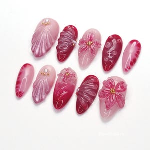 Roze bloemen glanzende pers op nagels, 3D-bloemnagels, romantische nailart, parelaccentnagels, kersenbloesemsfeer FRXW9 afbeelding 2