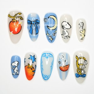 Uñas postizas azul cielo de dibujos animados, diseño de uñas de Snoopy, uñas de estrellas y lunas, uñas de dibujos animados kawaii, uñas lindas en tonos pastel, uñas azul y naranja DG0O6