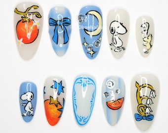 Unhas postiças azul-celeste de desenho animado, arte de unhas do Snoopy, unhas com estrelas e lua, unhas kawaii de desenho animado, unhas fofas em tons pastel, unhas azul-alaranjadas DG0O6