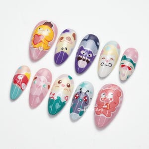 Unhas postiças fofas com personagens de desenho animado, unhas artísticas kawaii, unhas com rostos de anime, unhas postiças em tons pastel, design de unhas divertido, arte pop ZDZW9 imagem 2