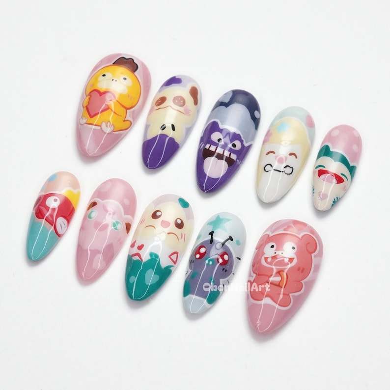 Unhas postiças fofas com personagens de desenho animado, unhas artísticas kawaii, unhas com rostos de anime, unhas postiças em tons pastel, design de unhas divertido, arte pop ZDZW9 imagem 2