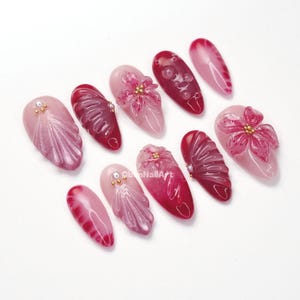 Roze bloemen glanzende pers op nagels, 3D-bloemnagels, romantische nailart, parelaccentnagels, kersenbloesemsfeer FRXW9 afbeelding 3