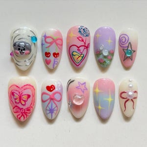 Uñas postizas mágicas de dibujos animados kawaii, diseño de oso, estrella y corazón, con degradado pastel y lazo arcoíris.