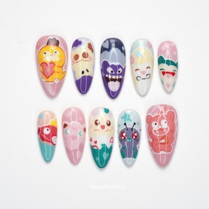 Unhas postiças fofas com personagens de desenho animado, unhas artísticas kawaii, unhas com rostos de anime, unhas postiças em tons pastel, design de unhas divertido, arte pop ZDZW9 imagem 1