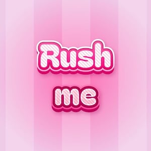 Peut inclure: Fond rose à rayures verticales. Les mots "Rush me" sont affichés dans une police 3D de style bulle. Le mot "Rush" est au-dessus de "me", tous deux dans une police blanche avec un contour rose.