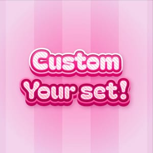 Può includere: Il testo Custom Your set! è visualizzato in un carattere grassetto e arrotondato a strisce bianche e rosa con un contorno rosa scuro. Le lettere sono poste su uno sfondo a strisce verticali rosa chiaro, creando un design grafico luminoso.