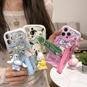 Custodia per telefono con portachiavi Kawaii Sanrio con cinturino da polso – Custodia posteriore in silicone morbido con ciondolo 3D e simpatico cartone animato Cinnamoroll Kuromi Melody
