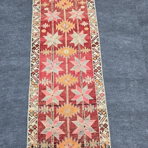 Tapis de passage Herki vintage en laine nouée à la main 2'5 x 6'5 pi, tapis tribal turc, petit tapis de couloir bohème rouge rose jaune, design étoilé