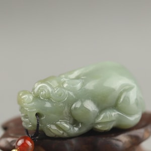 Handmade natural jade pendant hand carved statue dragon pi xiu necklace pendant E03