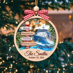 K&ouml;nnte beinhalten: Ein runder Holzschmuck mit einem Kreuzfahrtschiff, Palmen und einem Wegweiser mit der Aufschrift Miami, Basseterre, Cococay und Charlotte Amalie. Er enth&auml;lt den Text Icon of the Seas, The Smiths und October 20, 2026, mit einer rot-karierten Schleife.