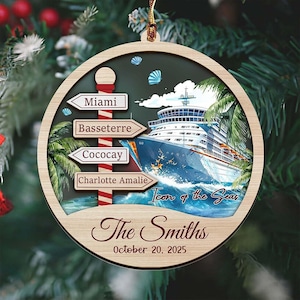 K&ouml;nnte beinhalten: Ein runder Holzanh&auml;nger mit einem Kreuzfahrtschiff, Palmen und einem rot-wei&szlig; gestreiften Wegweiser mit der Aufschrift Miami, Basseterre, Cococay und Charlotte Amalie. Er enth&auml;lt den Text Icon of the Seas, The Smiths und 20. Oktober 2025.