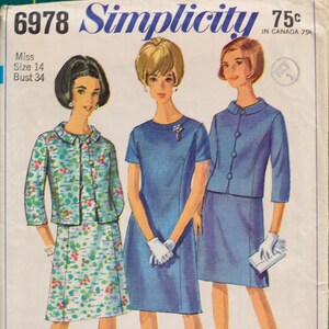 Può includere: Un modello di cucito vintage Simplicity per un abito, con tre donne che indossano stili diversi. Il numero del modello è 6978 e il prezzo è di 75 centesimi. Il modello è per una signorina, taglia 14, seno 86 cm.