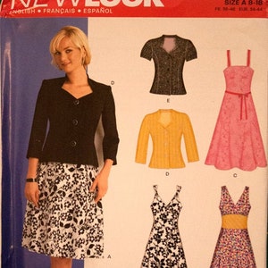 Op de afbeelding: Een New Look naaipatroon met een vrouw in een zwarte jas en bloemenrok. Het patroon bevat opties voor jurken en jasjes. De tekst "NEW LOOK" staat bovenaan, met maat- en website-informatie.