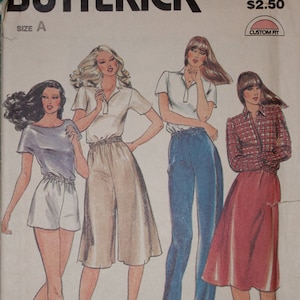 Puede incluir: Un patrón de costura vintage que presenta cuatro diseños de ropa para mujeres. El patrón es para una falda, pantalones y dos blusas. El patrón es de Butterick y es de talla A. El patrón cuesta $ 2.50 y es para un ajuste personalizado.