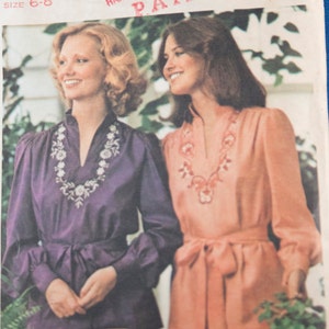 Puede incluir: Un patrón de costura vintage para dos blusas con mangas largas y un escote en V. El patrón es de Butterick, The Fashion One, y es de talla 6-8. El patrón es para una talla doble y es el número 4508. El patrón es para Hancock Fabrics y está marcado con "PAID".
