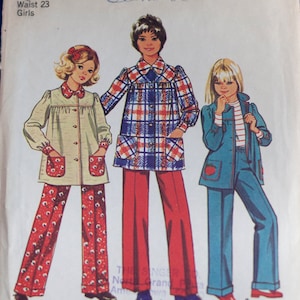 Può includere: Un modello di cucito vintage per abbigliamento da ragazza. Il modello è per una giacca a maniche lunghe e pantaloni. Il modello è per le taglie 7, 26 e 23. Il modello è di Simplicity e il numero è 5226.