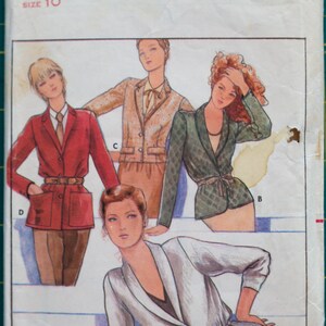 Puede incluir: Un patrón de costura para tres chaquetas diferentes. El patrón es de Quick & Easy Butterick y es de talla 10. Las chaquetas son una chaqueta roja, una chaqueta verde con corbata y una chaqueta blanca con corbata.