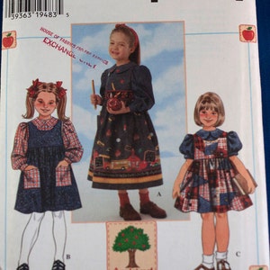 Puede incluir: Patrón de costura Simplicity número 7340 para vestidos de niña. El patrón incluye tres estilos diferentes: un vestido azul con cuello blanco y ribete rojo, un vestido a cuadros con babero azul y un vestido a cuadros con babero azul y cuello blanco. El patrón es para las tallas 5, 6, 7 y 8.