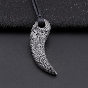 Pendentif Viking avec dent en acier damas | Collier avec crocs d&#39;ours-loup | Cordon réglable en coton noir | Amulette dent nordique | Cadeau bijoux viking homme
