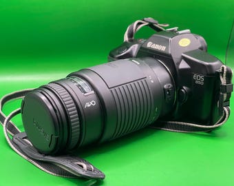 Cámara de película Canon EOS 850 vintage con lente Sigma Auto Focus Zoom AF-APO