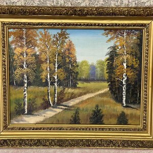 Könnte beinhalten: Ölgemälde einer Waldszene mit einem Pfad, gerahmt in einem goldenen, verzierten Rahmen. Das Kunstwerk zeigt Birken mit weißer Rinde und gelben Blättern, einen Pfad und einen blauen Himmel.