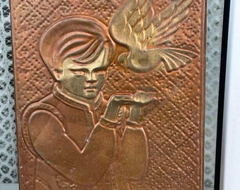 Placa de metal vintage con relieve de niño y paloma, cobre, URSS