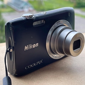 Appareil photo numérique compact vintage Nikon Coolpix S2800 - En état de fonctionnement - Argenté - 20,1 MP - Zoom 5x