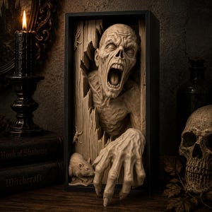 Puede incluir: Un marco negro rectangular que contiene una escultura beige tridimensional de una figura demacrada y gritando que emerge de una pared de madera. La escultura incluye una mano grande que se extiende hacia adelante, una rata y varios insectos.