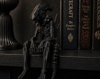Alien Shelf Sitter – Xenomorph Inspired Horror Decor – Sci-Fi Bookshelf Ornament