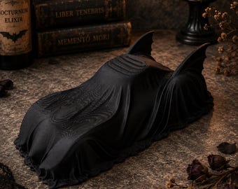 Bezogenes Batmobile Decor | Gothic Auto Statue | Dark Knight Regal Dekor | Geek Geschenk