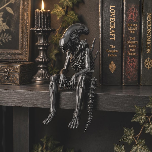 Alien Shelf Sitter – Xenomorph Inspired Horror Decor – Sci-Fi Bookshelf Ornament
