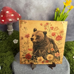 Bär Wandkunst auf Holzfliese – 14 cm – Handgefertigtes Tiergeschenk mit Ständer – Holzpostkarte – Stehendes Holzbild oder Wandfliese – Holzgeschenk