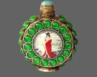 Oude lichtgevende snuiffles met emailkralen en oud schoonheidsschilderij – Kunst voor verzamelaars